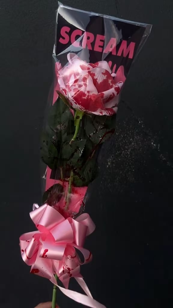 🔥LAST DAY 50% OFF - 🩸🌹SCREAM Rose Bouquet – Halloween Horror Blooms💀🎀