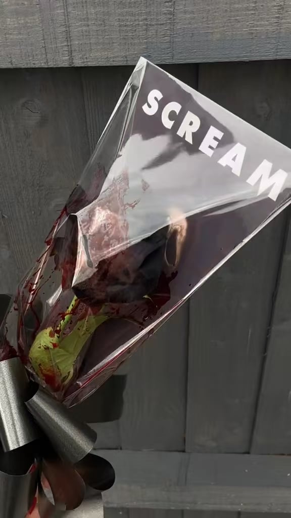 🔥LAST DAY 50% OFF - 🩸🌹SCREAM Rose Bouquet – Halloween Horror Blooms💀🎀
