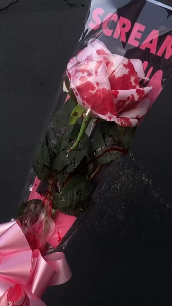 🔥LAST DAY 50% OFF - 🩸🌹SCREAM Rose Bouquet – Halloween Horror Blooms💀🎀