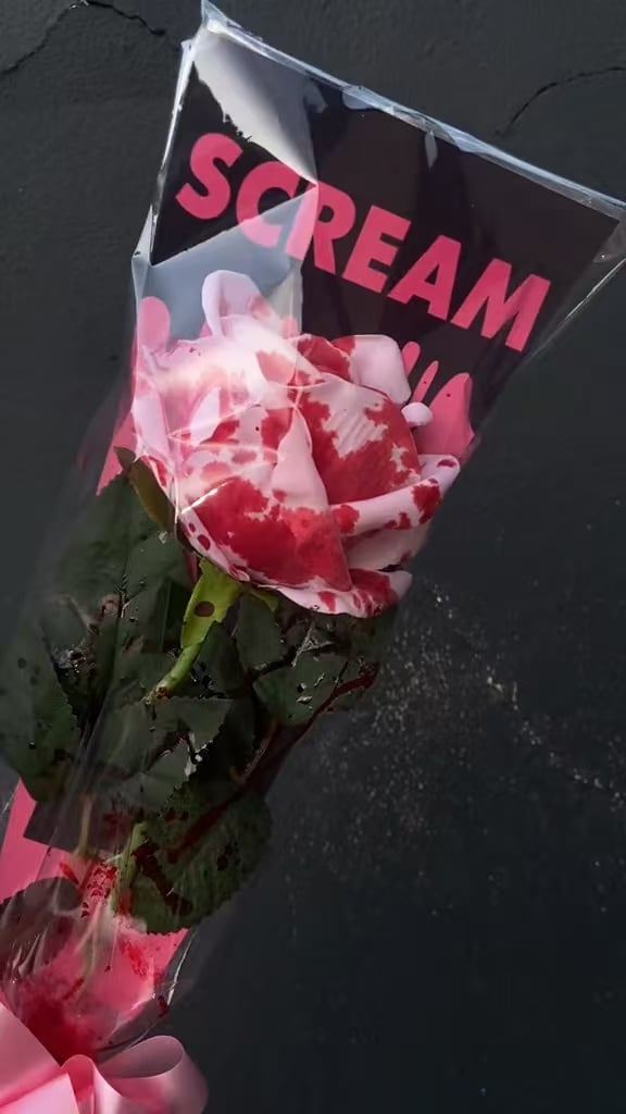 🔥LAST DAY 50% OFF - 🩸🌹SCREAM Rose Bouquet – Halloween Horror Blooms💀🎀